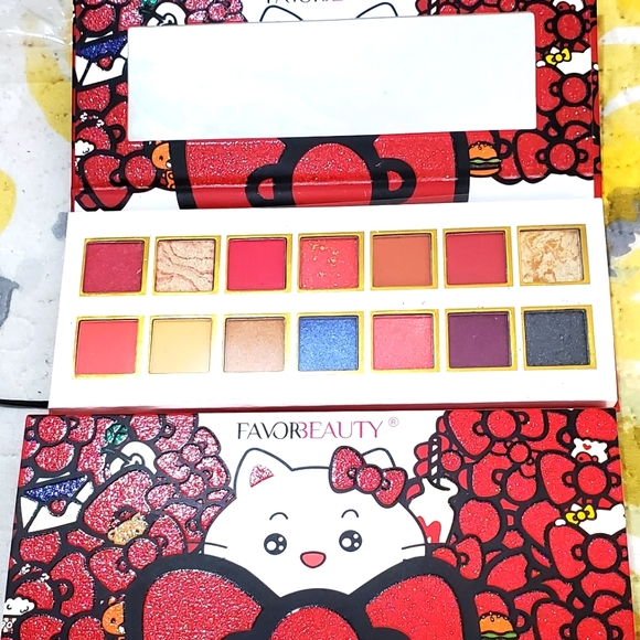 FavorBeauty Eyeshadow Palette - Picture 1 of 5